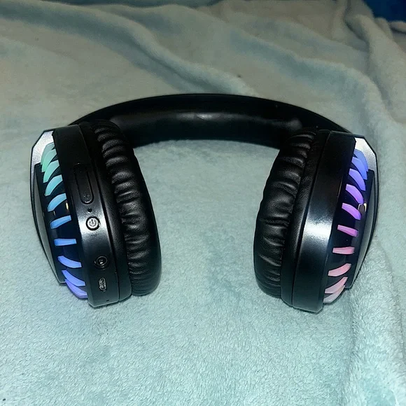 LED Light Color Changing Headphones - Picture 8 of 11